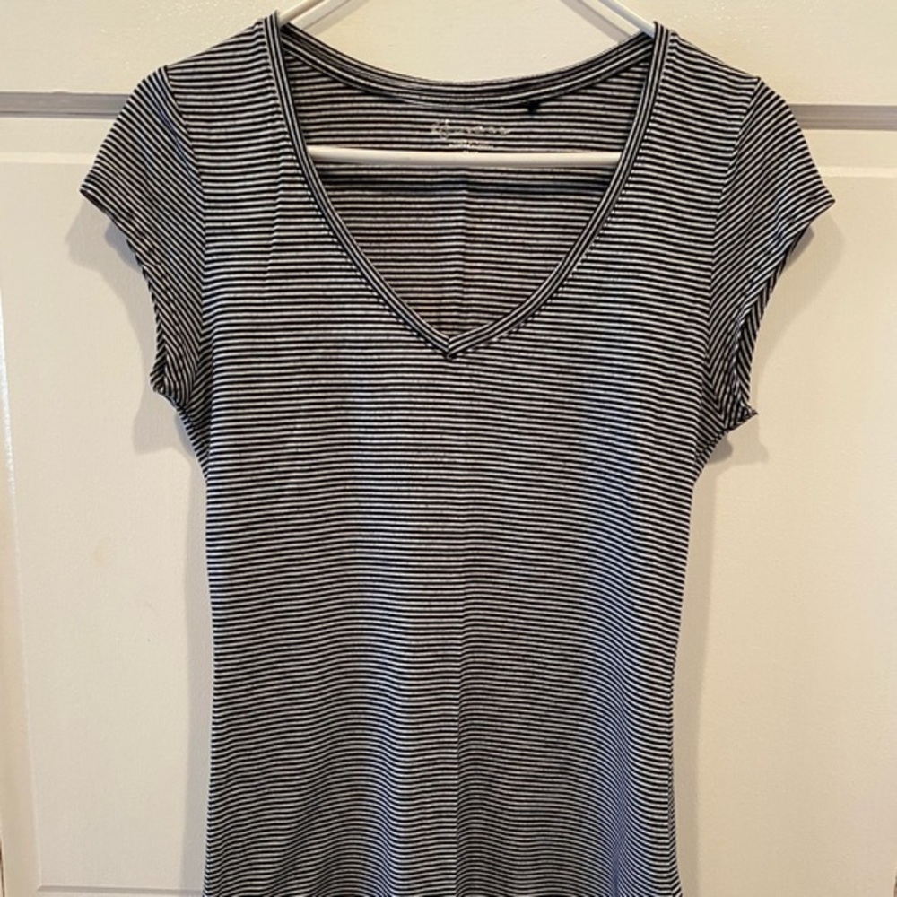 GUESS BLACK & WHITE STRIPED SCOOP NECK T SHIRT SIZE MEDIUM